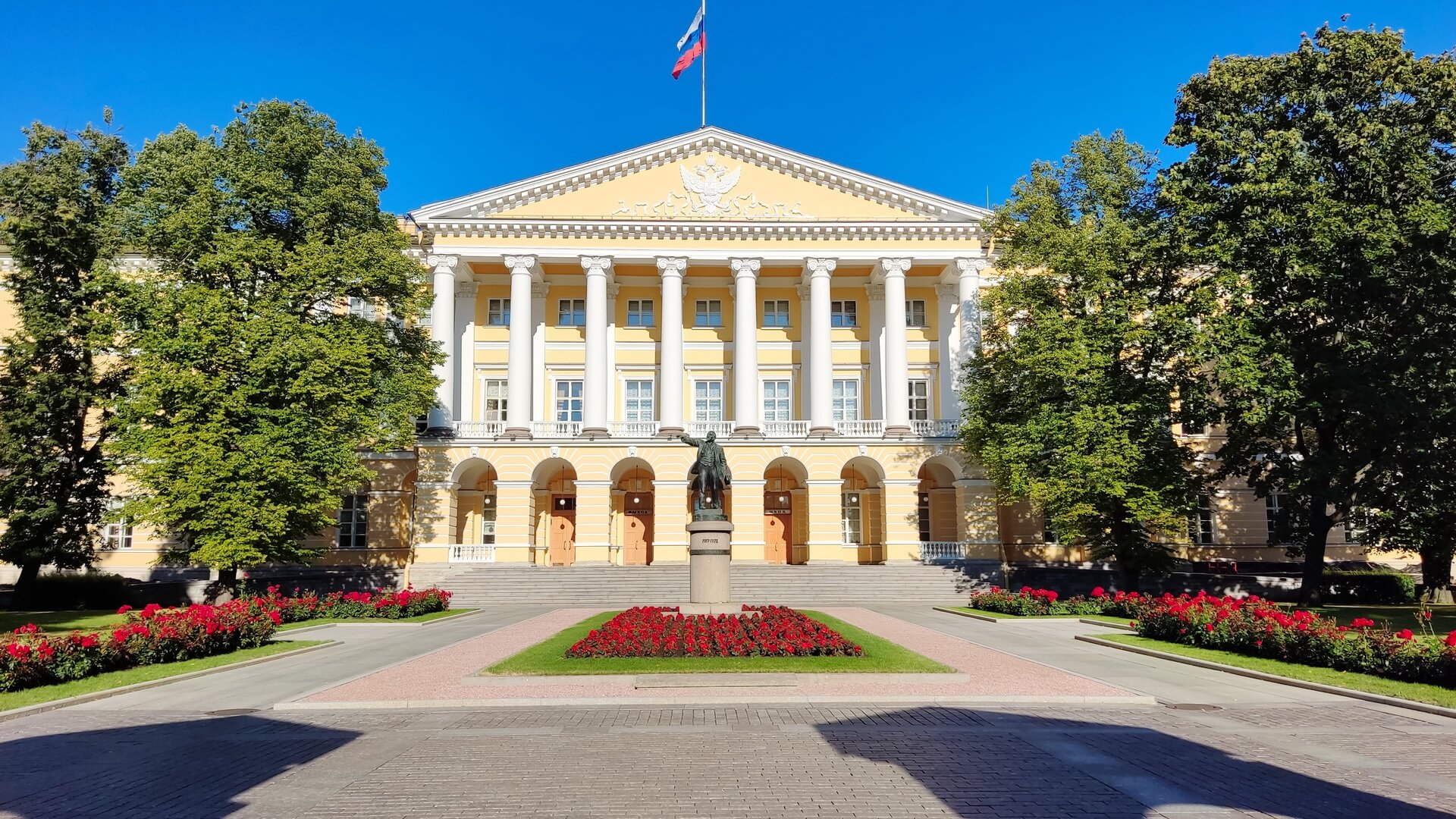 Администрация Губернатора — г. Санкт-Петербурга, Смольный просп., 1